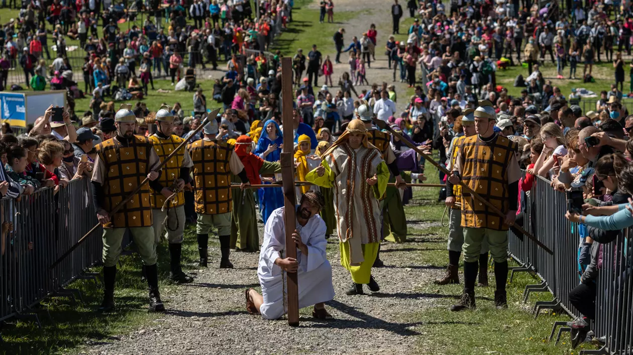 Numeroase grupuri de pelerini catolici se îndreaptă spre Șumuleu Ciuc, la procesiunea de Rusalii. 300.000 de persoane, așteptate la eveniment