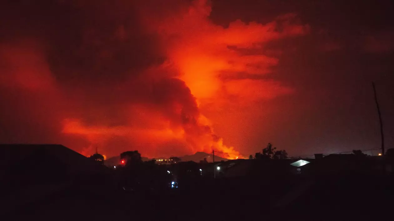 Unul dintre cei mai periculoși vulcani a erupt. Imagini cu râul de lavă care se îndreaptă către zonele locuite
