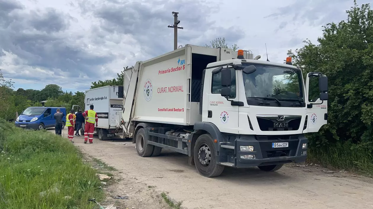 Angajați de la salubrizare din sectorul 5, prinşi în timp ce cărau deșeuri de construcții cu mașina de gunoi. Ce sancțiuni au primit