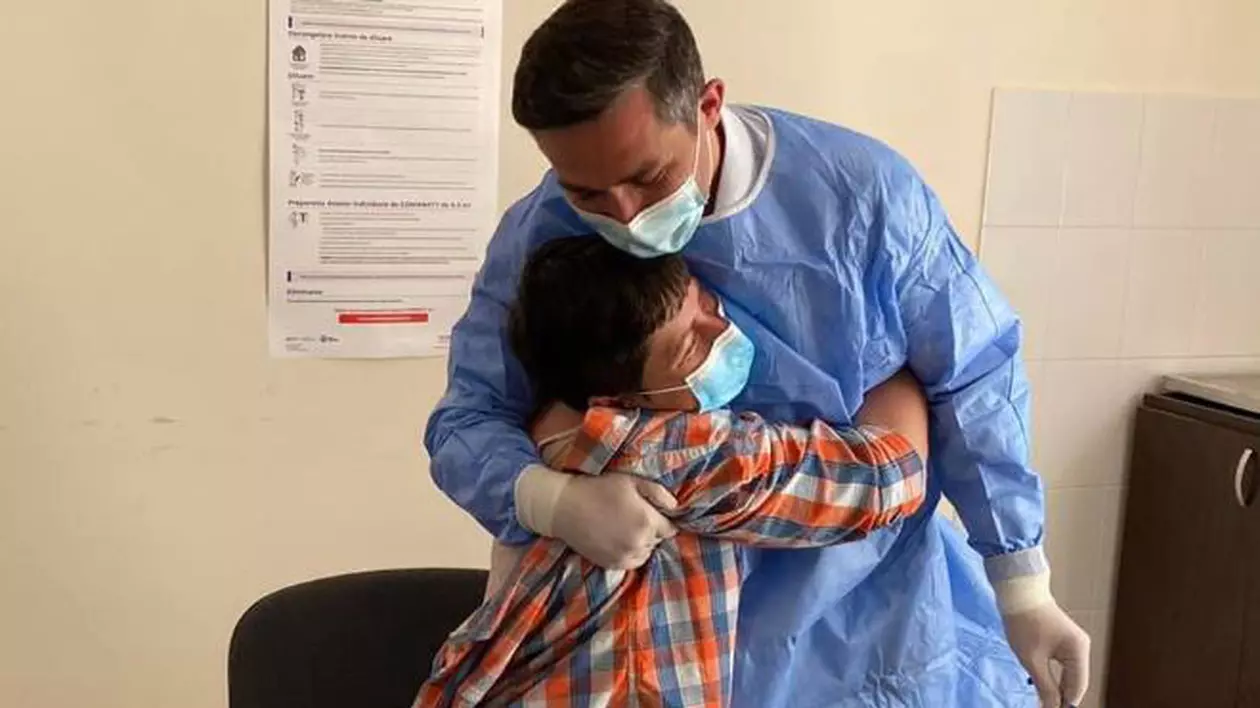 Valeriu Gheorghiță a vaccinat în comuna Izvoru, unde a copilărit. Gestul făcut de un tânăr de 16 ani