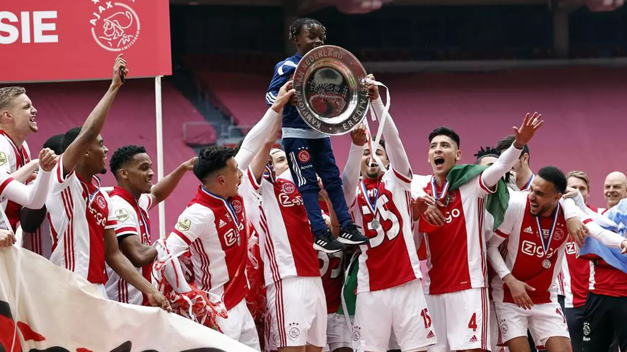 Ajax Amsterdam a topit trofeul de campioană a Olandei și îl trimite fanilor prin poștă