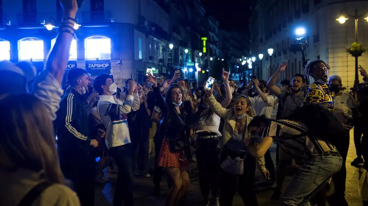 Oamenii au petrecut în stradă ridicarea restricțiilor de noapte, în Spania | Foto: EPA