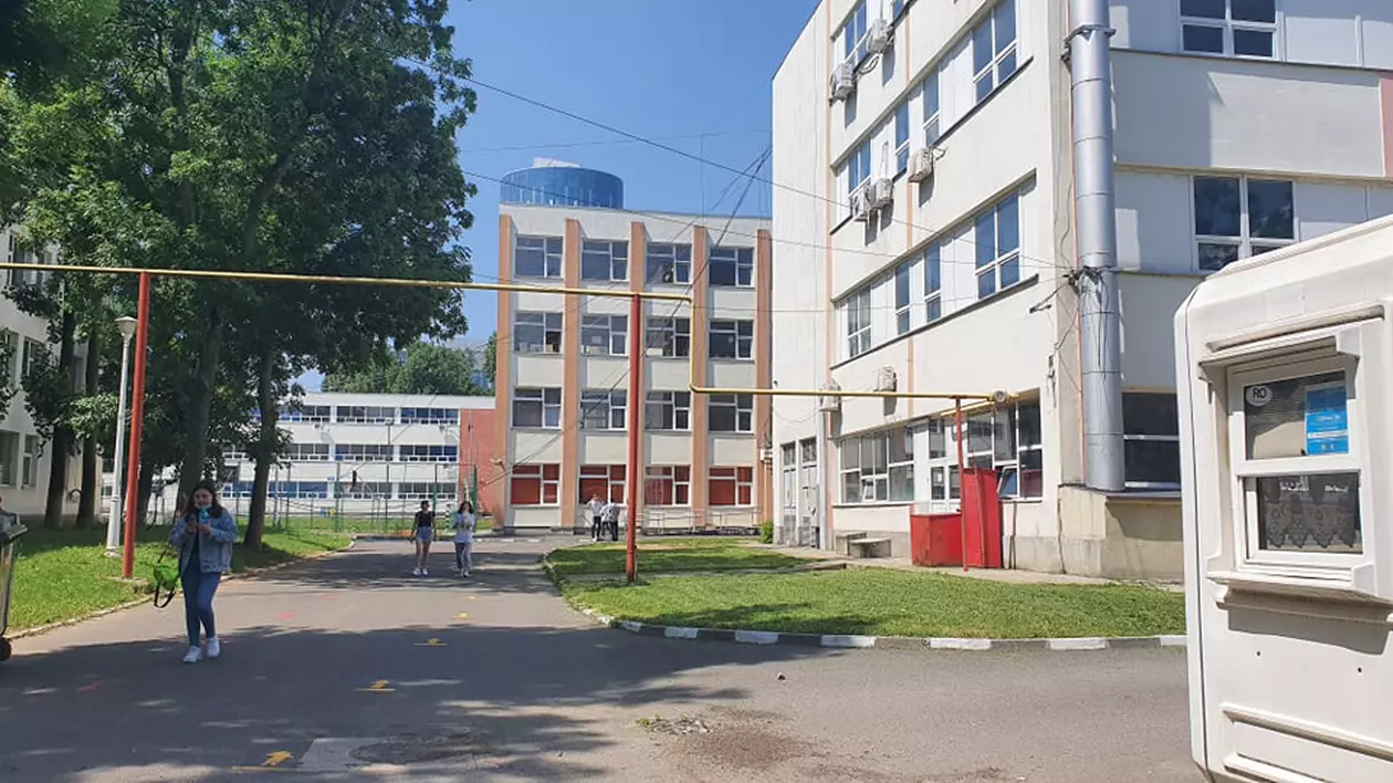Un elev a fost prins cu telefonul la Evaluarea Națională 2021, după ce a primit un mesaj Ro-Alert