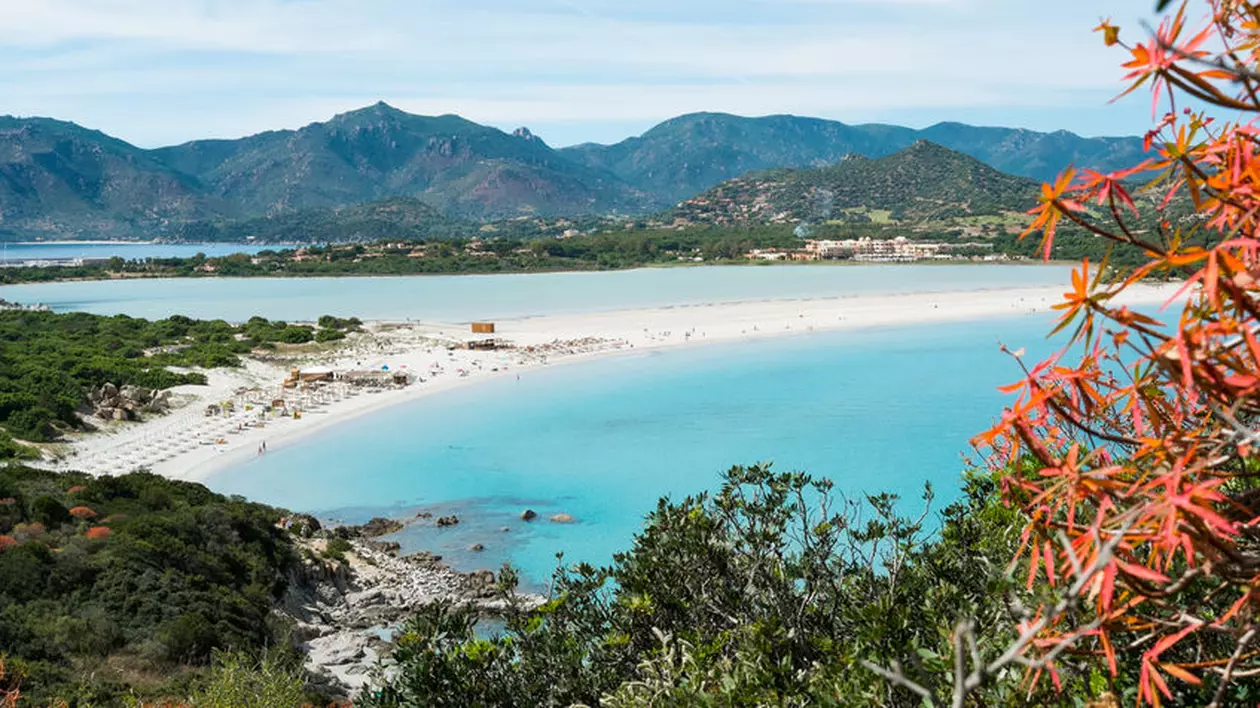 Turiști din Sardinia, amendați cu 3.000 de euro după ce au furat nisipul de pe plajă