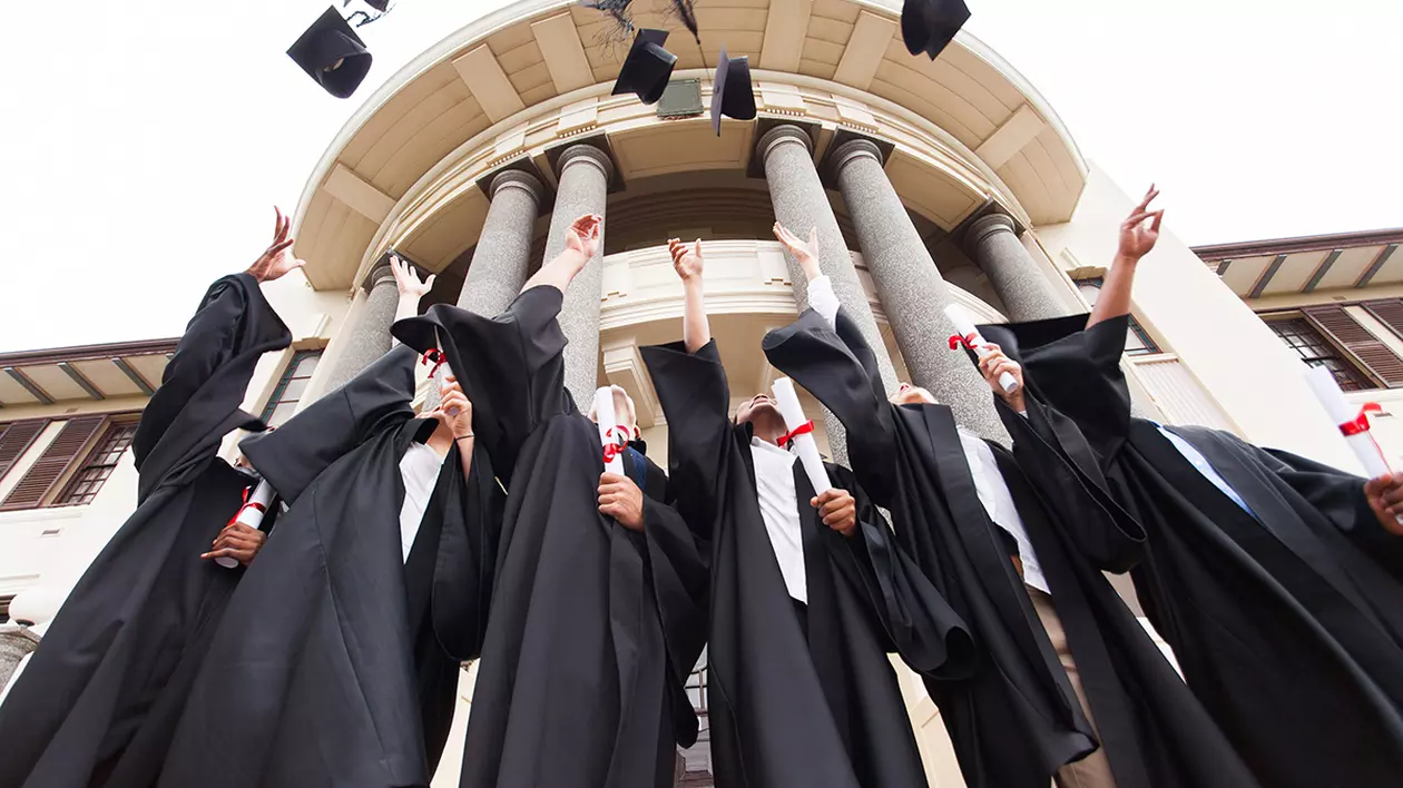 ﻿Educația face toți banii: persoanele care au absolvit o universitate au venituri duble față de cele cu liceu