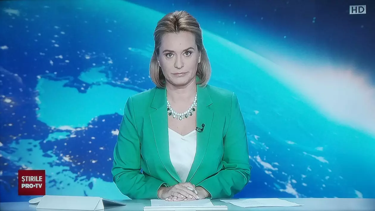 Andreea Esca, în rochie, pantaloni și pantofi sport la Știrile PRO TV. Imaginea de culise de 16.000 de like-uri