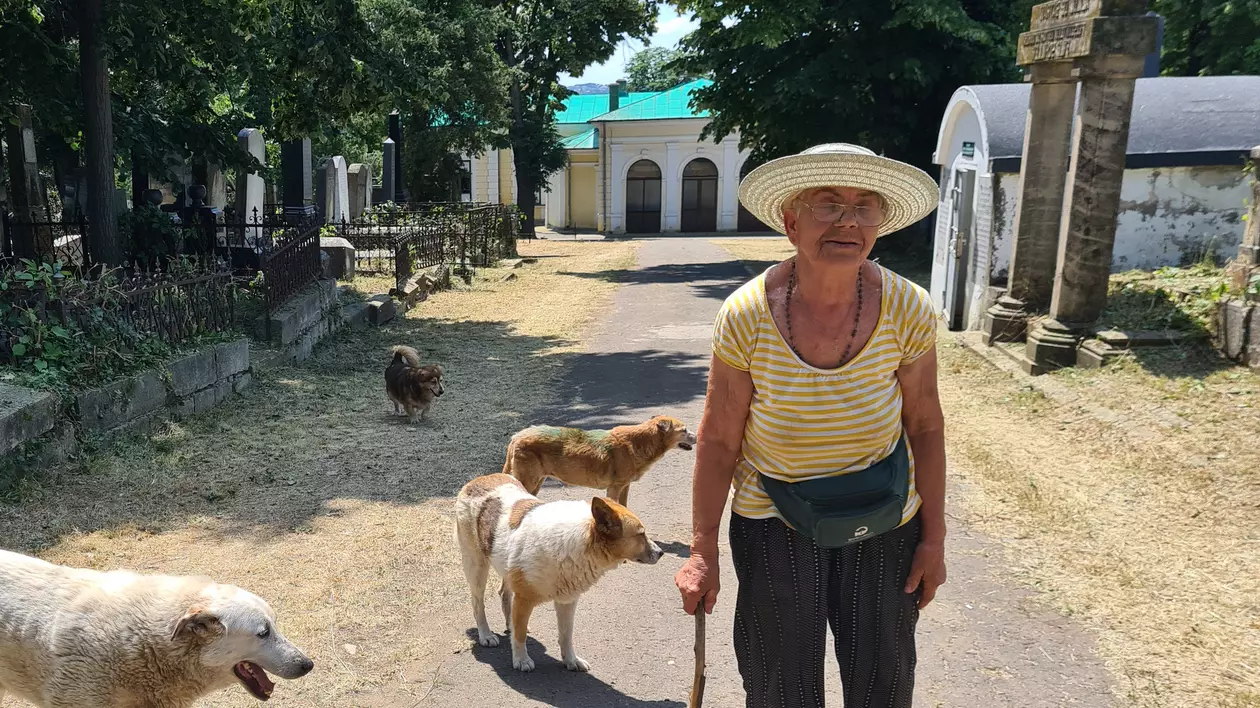 „În cimitir, eu sunt șefă”. Povestea mezzosopranei care, de un sfert de secol, deschide calea printre mormintele din Cimitirul Evreiesc din Iași