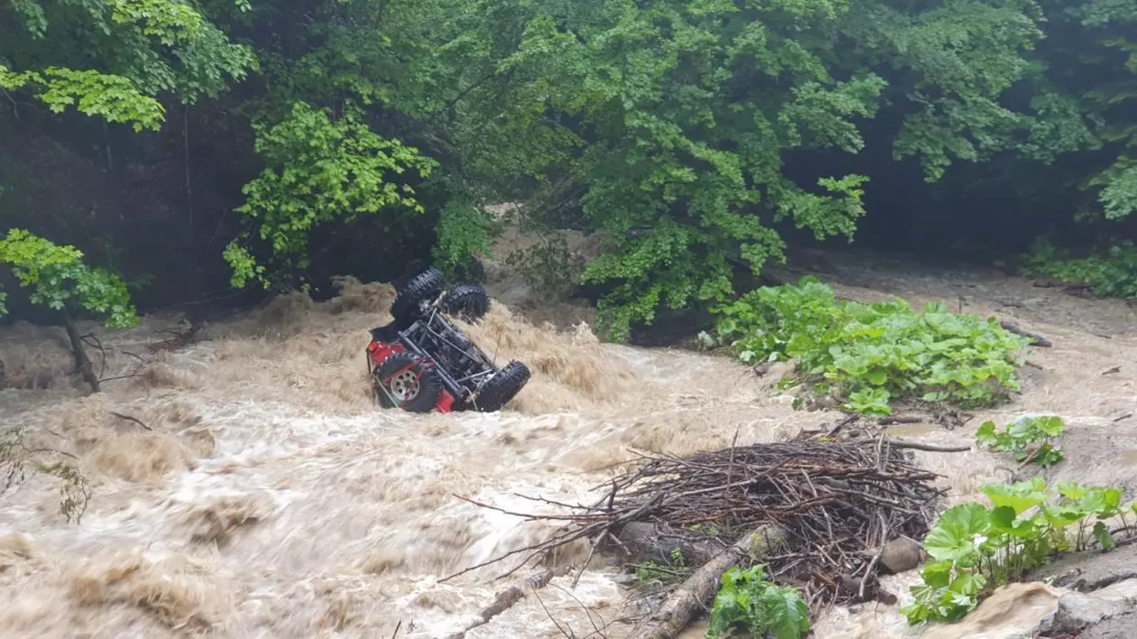 Un pilot de off-road a murit după ce mașina i-a fost luată de viitură, în timpul competiției