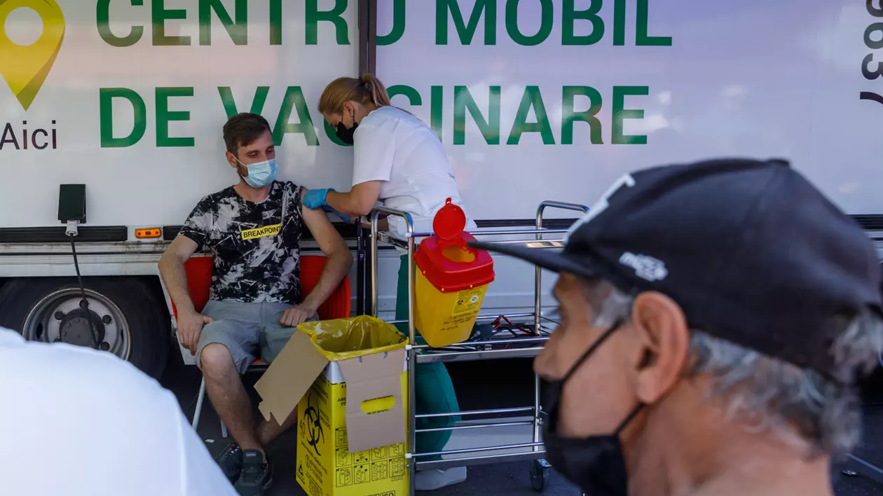 Un tânăr inginer s-a vaccinat anti-COVID pentru că vrea să plece la muncă în Maroc