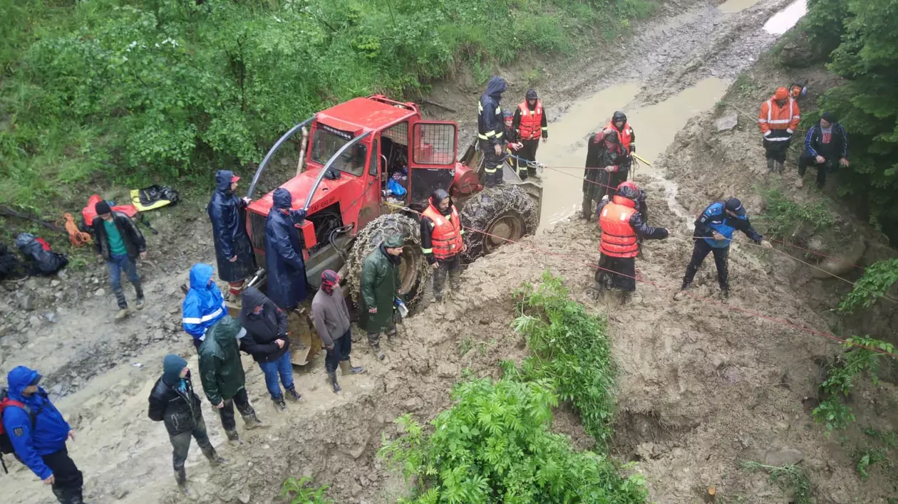 Mai multe drumuri din Vrancea au fost închise, după ce au fost inundate de apele revărsate