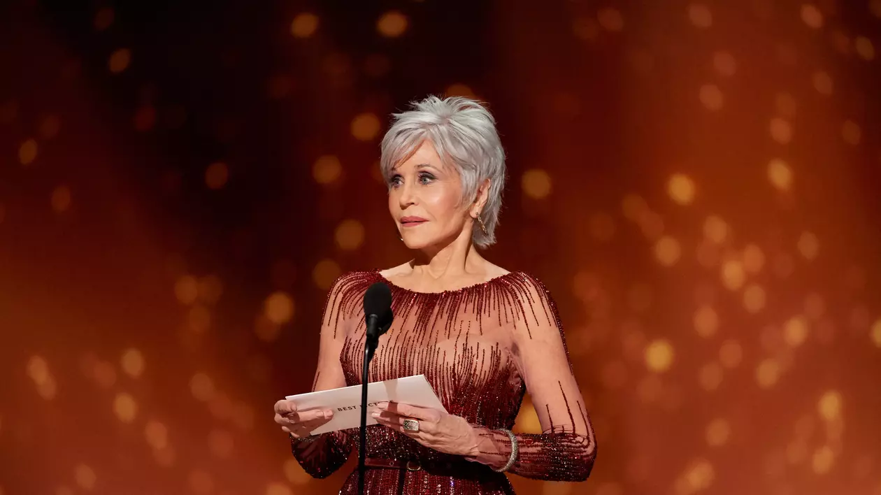 Jane Fonda, preocupată de silueta ei, la 83 de ani. S-a pozat făcând fitness într-un echipament mulat