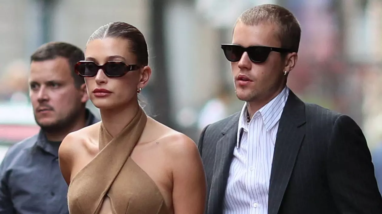 Justin Bieber și Hailey s-au întâlnit cu Emmanuel Macron și Brigitte la Paris. Ce ținută a îmbrăcat soția cântărețului