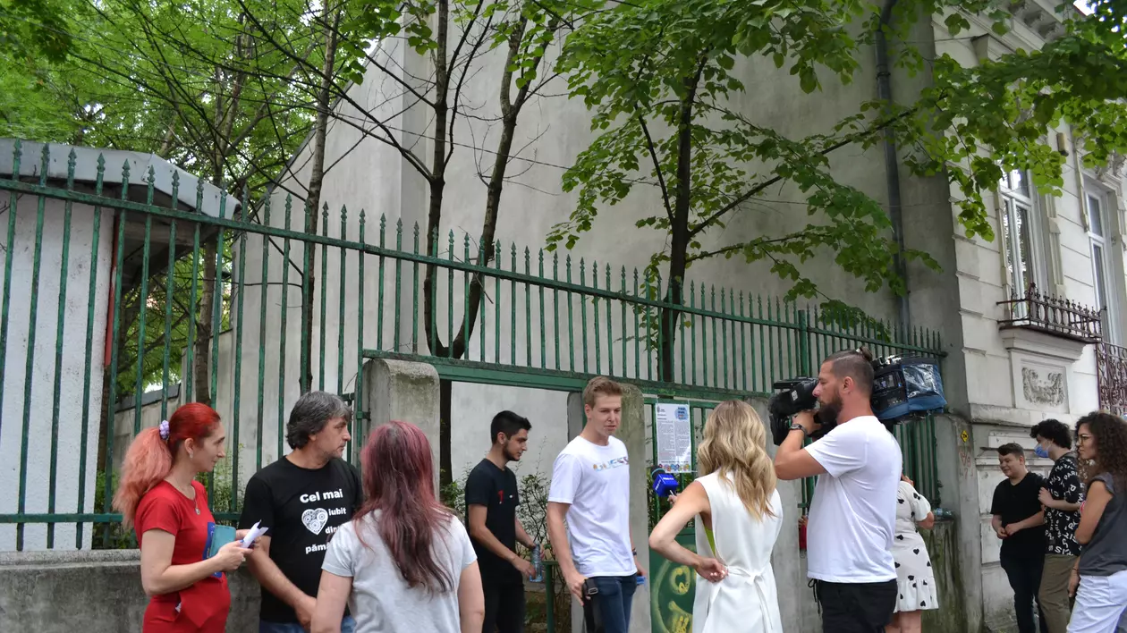 Același examen, șanse inegale. Cum a fost prima probă la Bac la un liceu de top din București și la unul pentru elevii cu deficiențe de auz