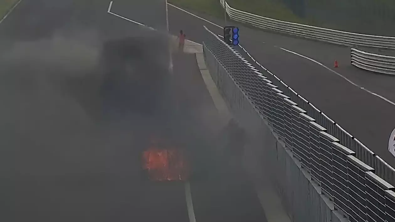 Mașină în flăcări