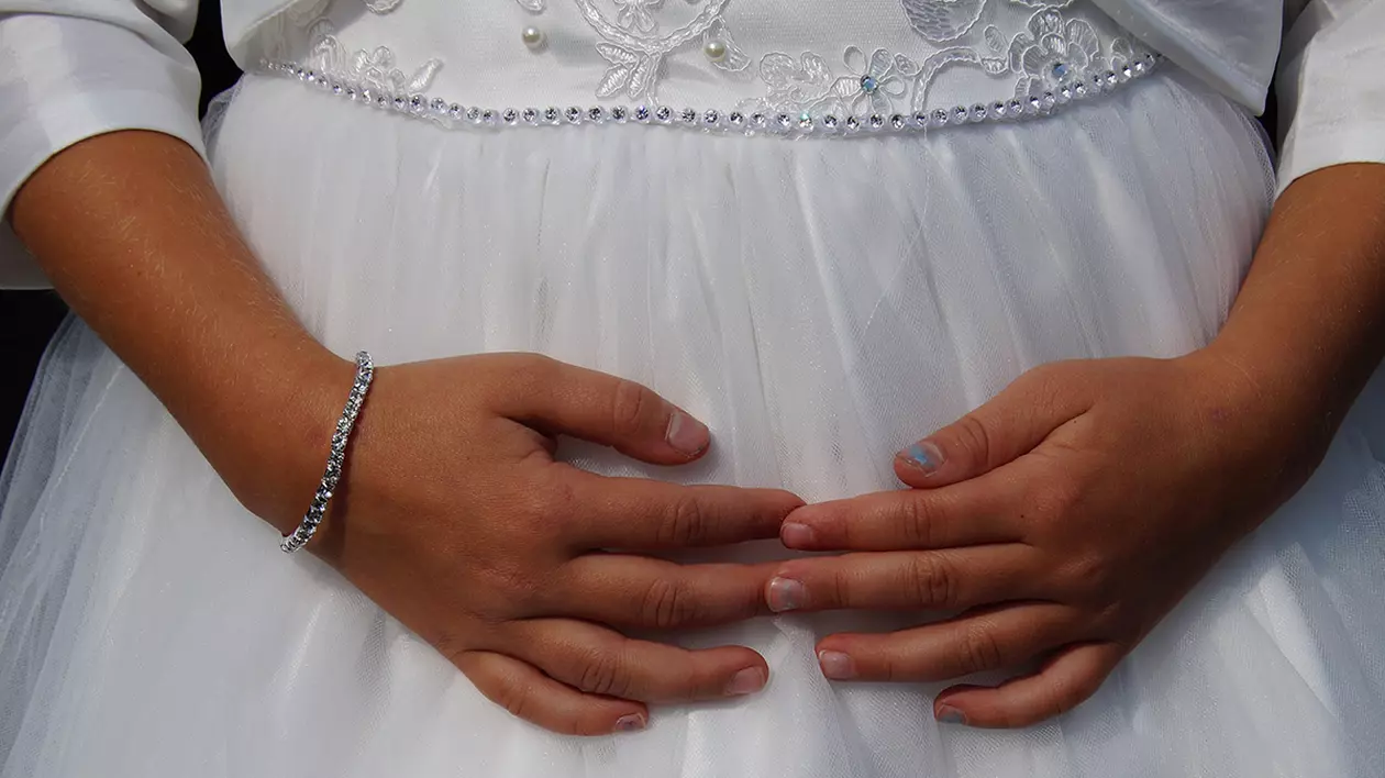 ﻿Minore măritate de Protecţia Copilului. După ce a fost biciuită de iubit, o fată de 16 ani din grija statului s-a căsătorit cu un alt bărbat, de 26 de ani