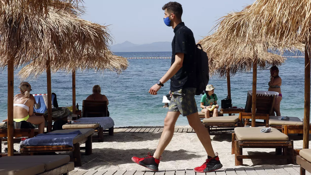 Masca nu va mai fi obligatorie în aer liber în Grecia, începând de joi