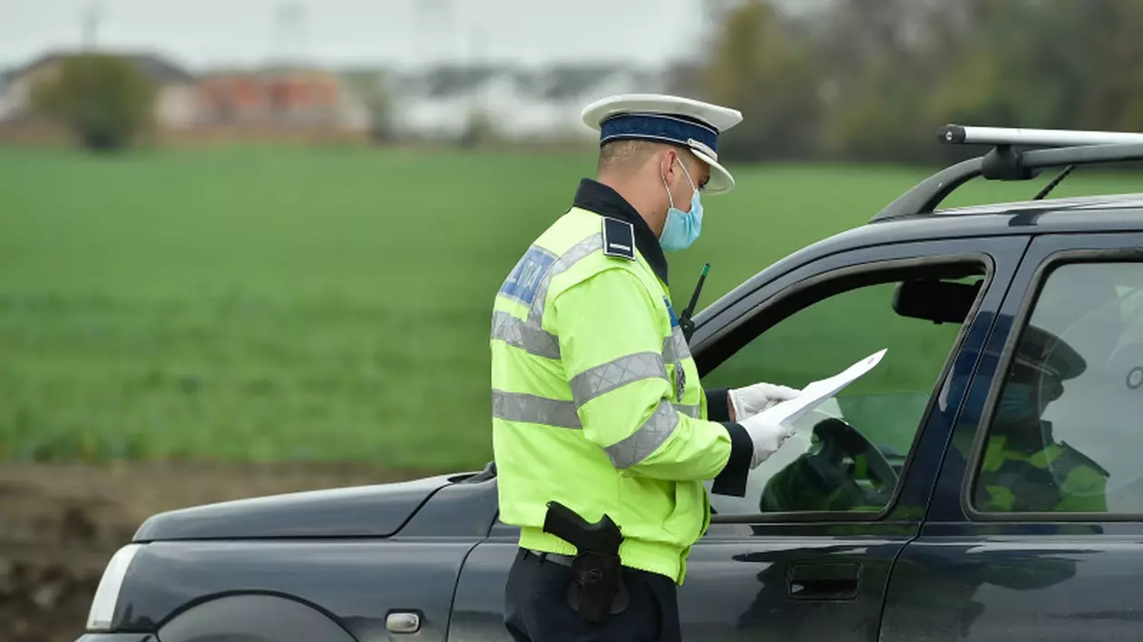 VIDEO Un polițist i-a promis unei șoferițe prinse cu 146 km/h că-i va salva permisul. A căutat-o pe Facebook și apoi a ajuns la închisoare