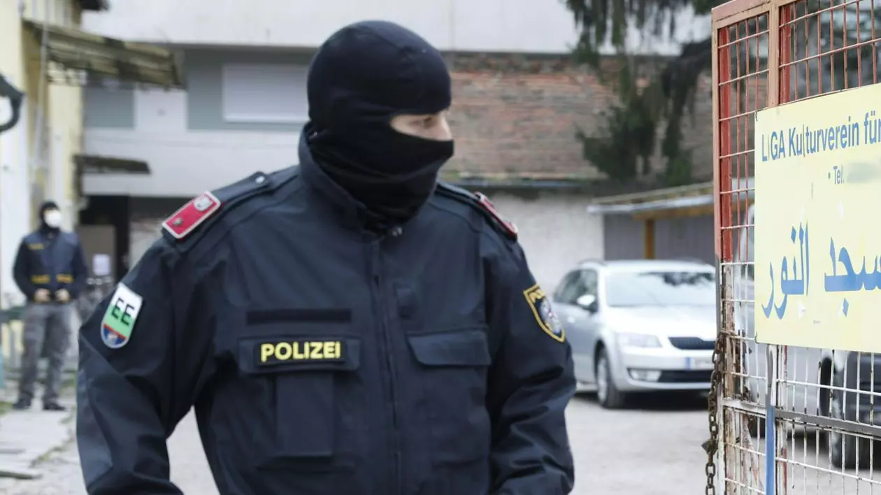 Razie la nivel internațional. Sute de infractori, prinși cu o aplicație criptată, controlată de FBI