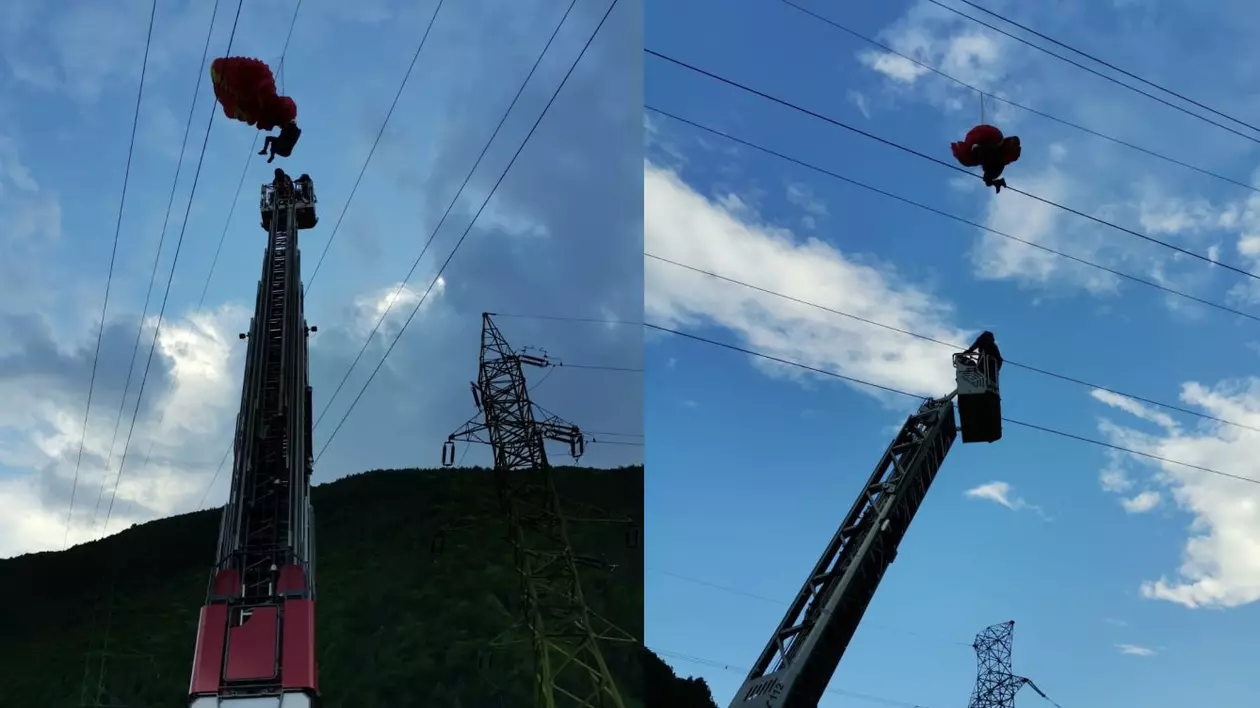 Un parapantist a rămas blocat între firele de curent, în apropierea masivului Retezat