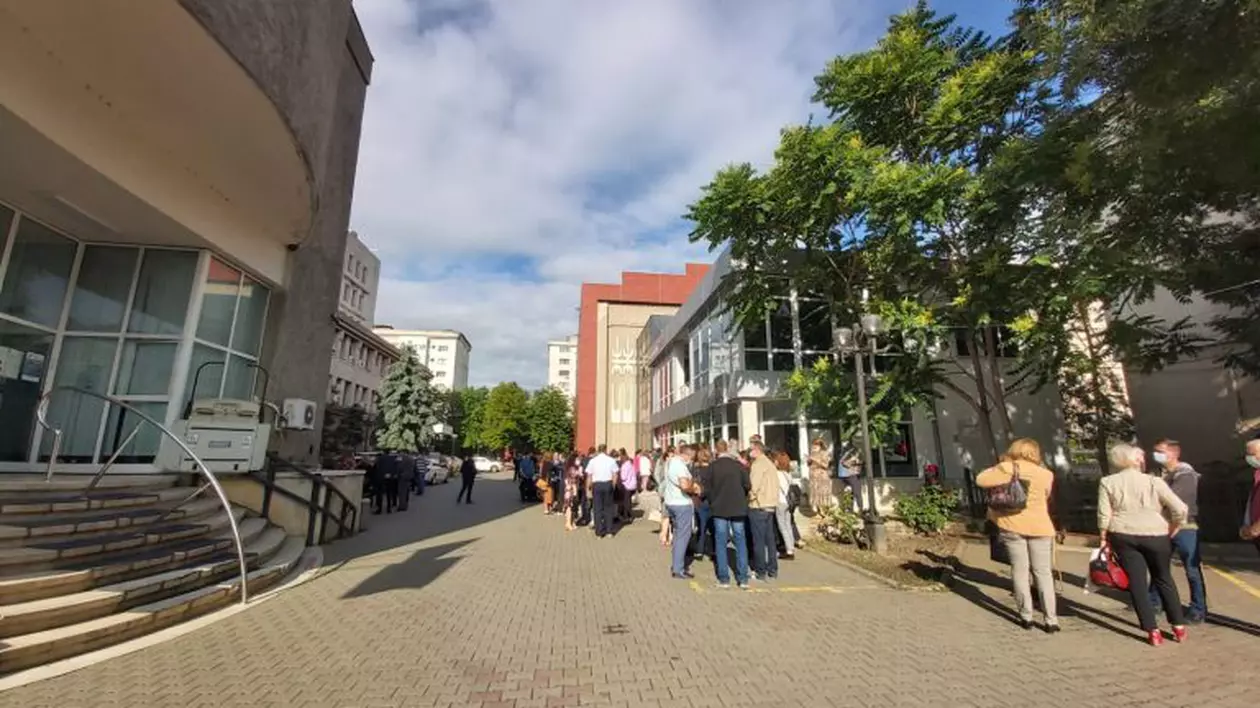 Grevă la Primăria Focșani: Angajații refuză să mai intre la muncă pentru că nu și-au primit salariile