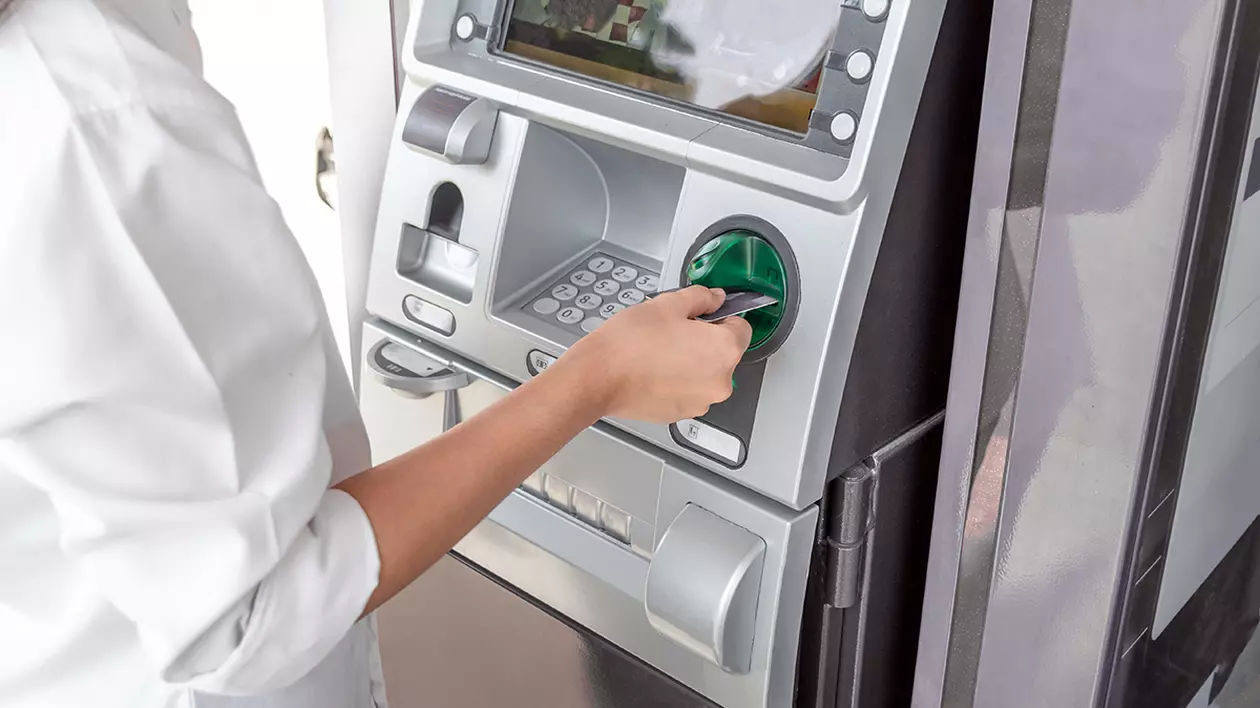 Elevii din Mogoșoaia și-au primit bursa pe un card nou UniCredit adus de primărie, dar nu o pot scoate la ATM „pentru că acesta e un alt fel de produs”