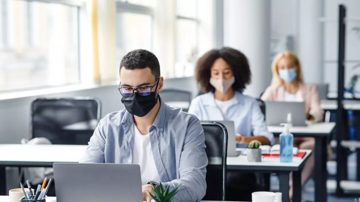 Cum influențează revenirea la birou diferite generații și care dintre angajați și-ar putea da demisia, dacă li se ia opțiunea programului flexibil