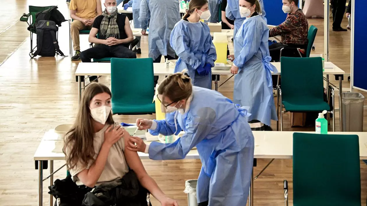 În ce condiții va fi administrată a treia doză de vaccin anti-COVID, în România