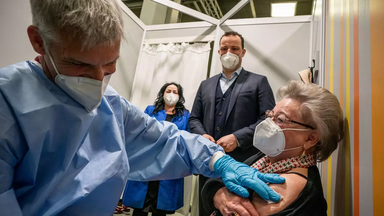Planul Germaniei de a impune vaccinarea obligatorie ar putea eșua. Ce rezultate a dat legea imunizării la COVID în Austria