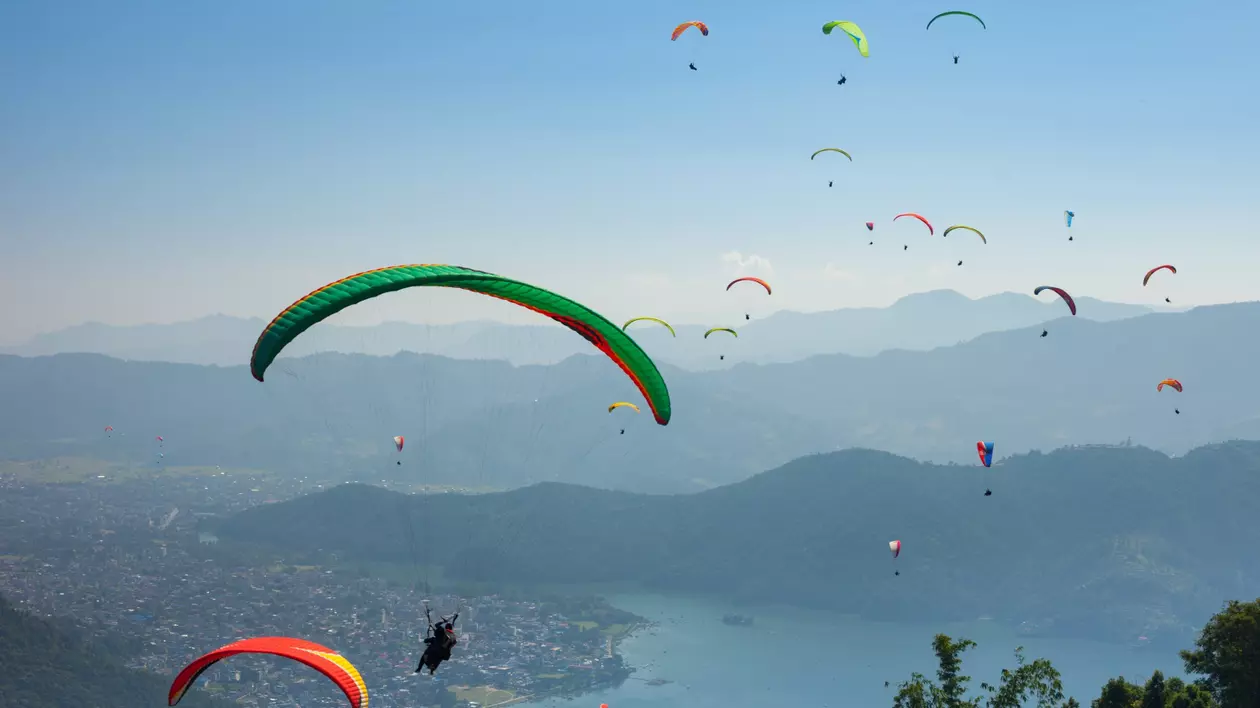 Culisele morții românului care s-a prăbușit în „paradisul parapantei” din Himalaya. Rolul jucat de instructoarea de zbor în acest caz