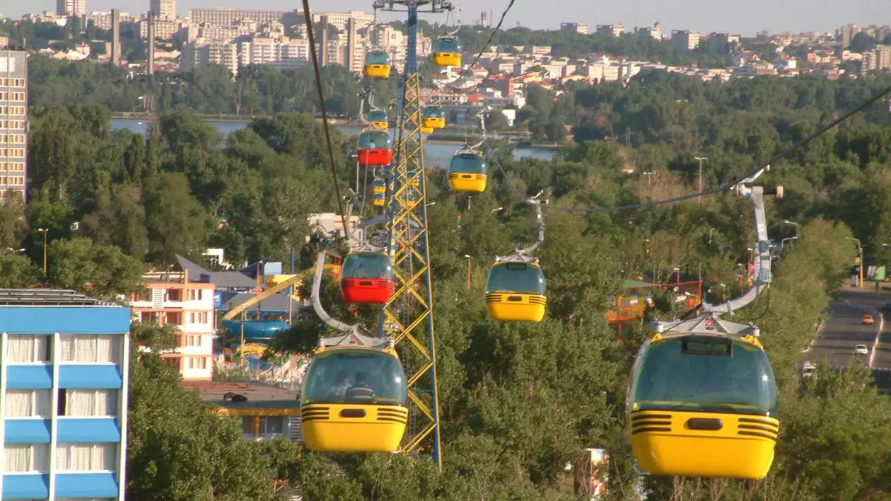 Telegondola din Mamaia s-a blocat cu peste 100 de persoane în cabine. Două au suferit atacuri de panică