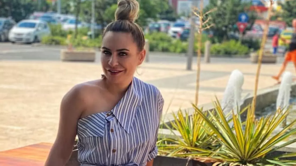 Primul job pe care l-a avut Adina Buzatu. „Imaginează-ți, taică-miu - o funcție importantă, maică-mea -  director de liceu”