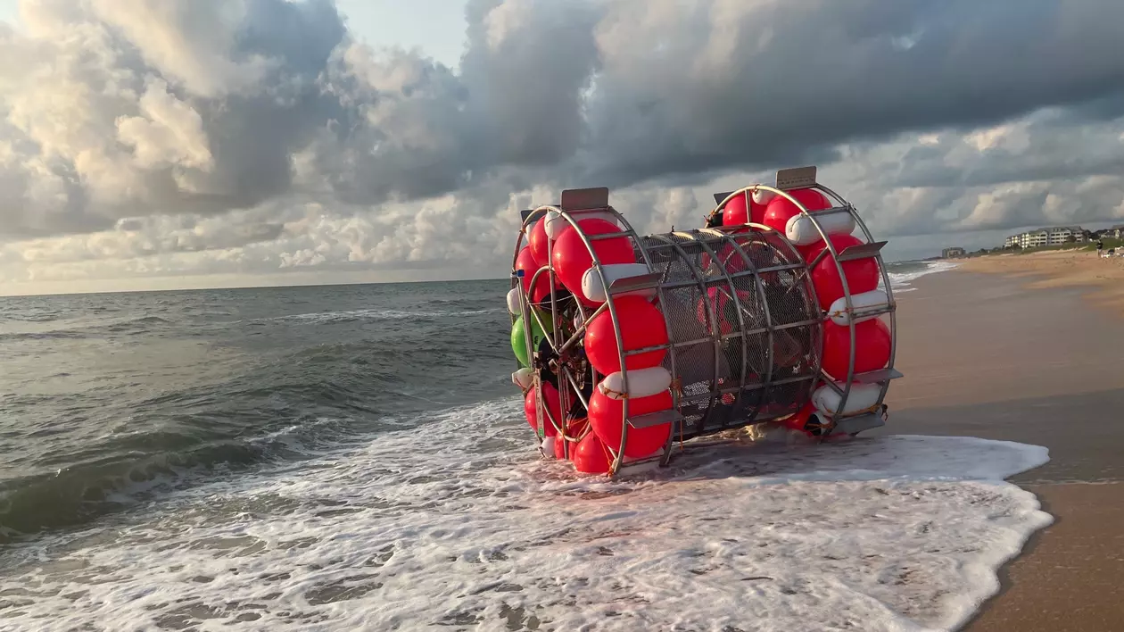 Încercarea extremă a unui sportiv: a vrut să „meargă pe apă” din Florida până în New York, într-o „roată de hamster”