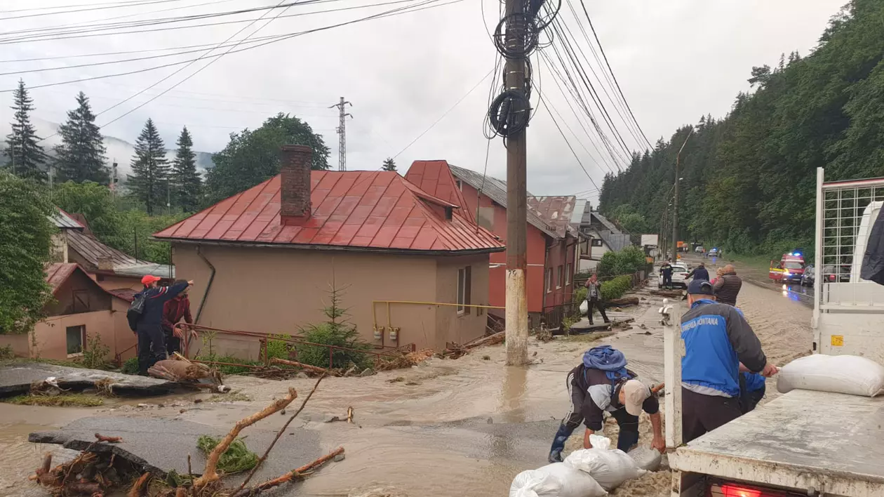 DN1 blocat total la Bușteni, timp de două ore, din cauza unei viituri. Mașină luată de ape în Sinaia