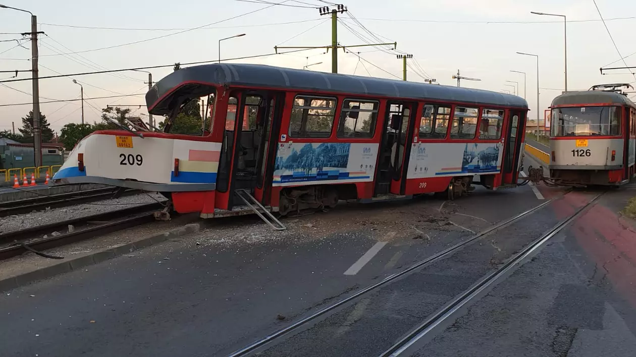 VIDEO | Tramvai deraiat la Arad. O pasageră a fost rănită