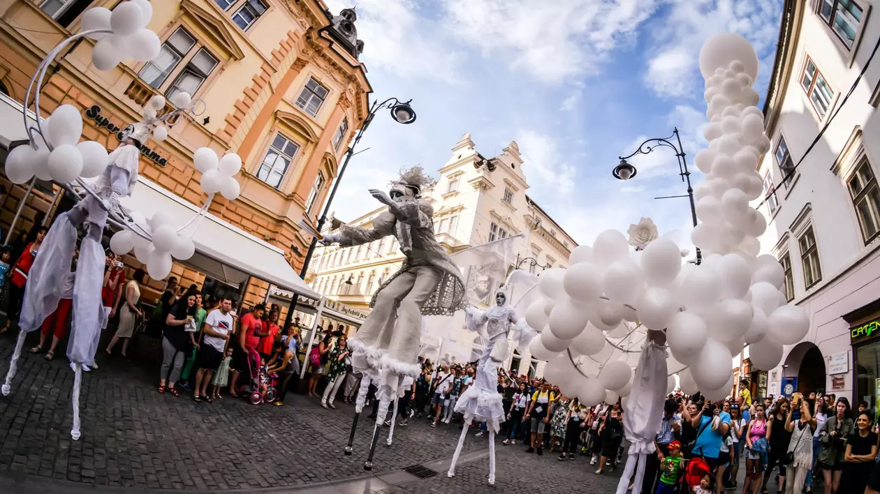 Festivalul Internațional de Teatru de la Sibiu obligă voluntarii să se vaccineze. Unii părinți acuză că măsura e discriminatorie