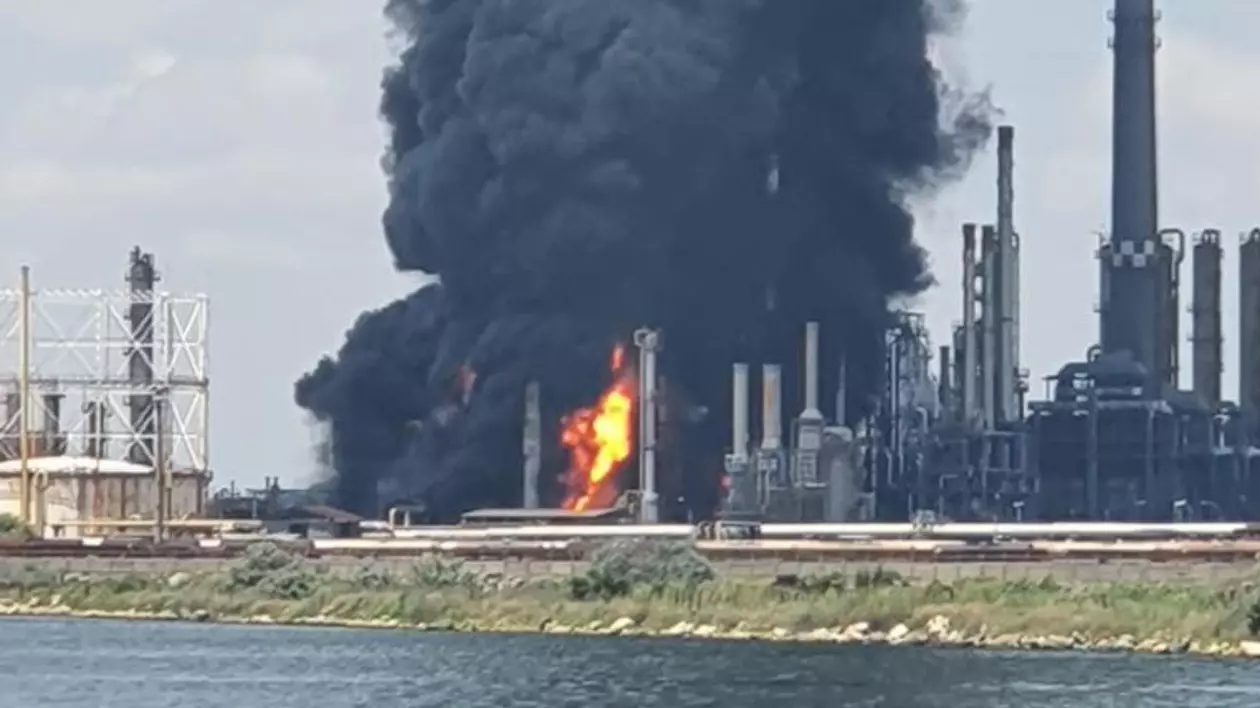 Mărturie de pe plaja din Năvodari după explozia de la Petromidia: „S-a auzit o bubuitură și apoi s-a văzut o ciupercă de fum”