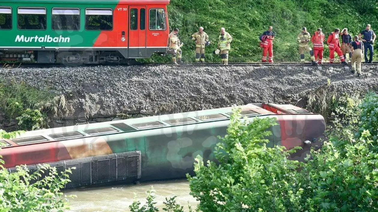 Un tren cu elevi a deraiat în Austria. Cel puțin 17 răniți, după ce un vagon a căzut într-un râu