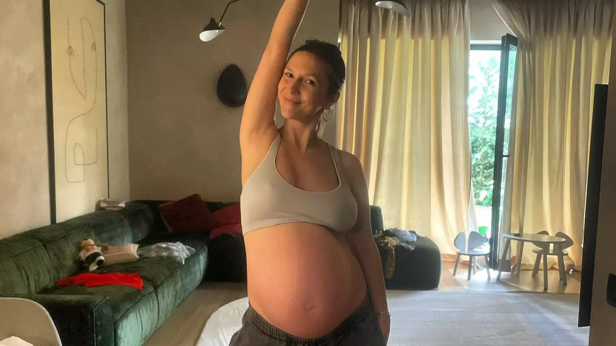 Imaginea neașteptată postată de Adela Popescu pe Instagram. „Cu toți trei băieții”