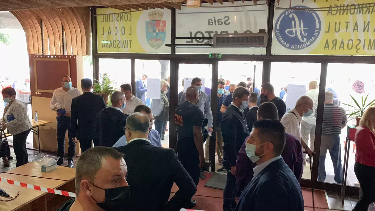 Alegeri cu scandal la PNL Timișoara. S-a lăsat cu huiduieli, poliție și  suspendarea votului