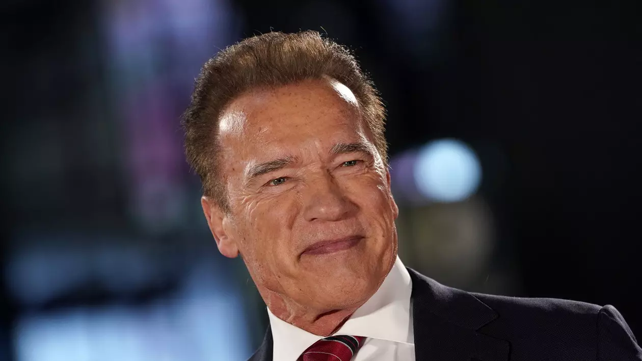 Cu stil, la 73 de ani. Arnold Schwarzenegger se bucură de un trabuc și o plimbare cu mașina decapotabilă de lux
