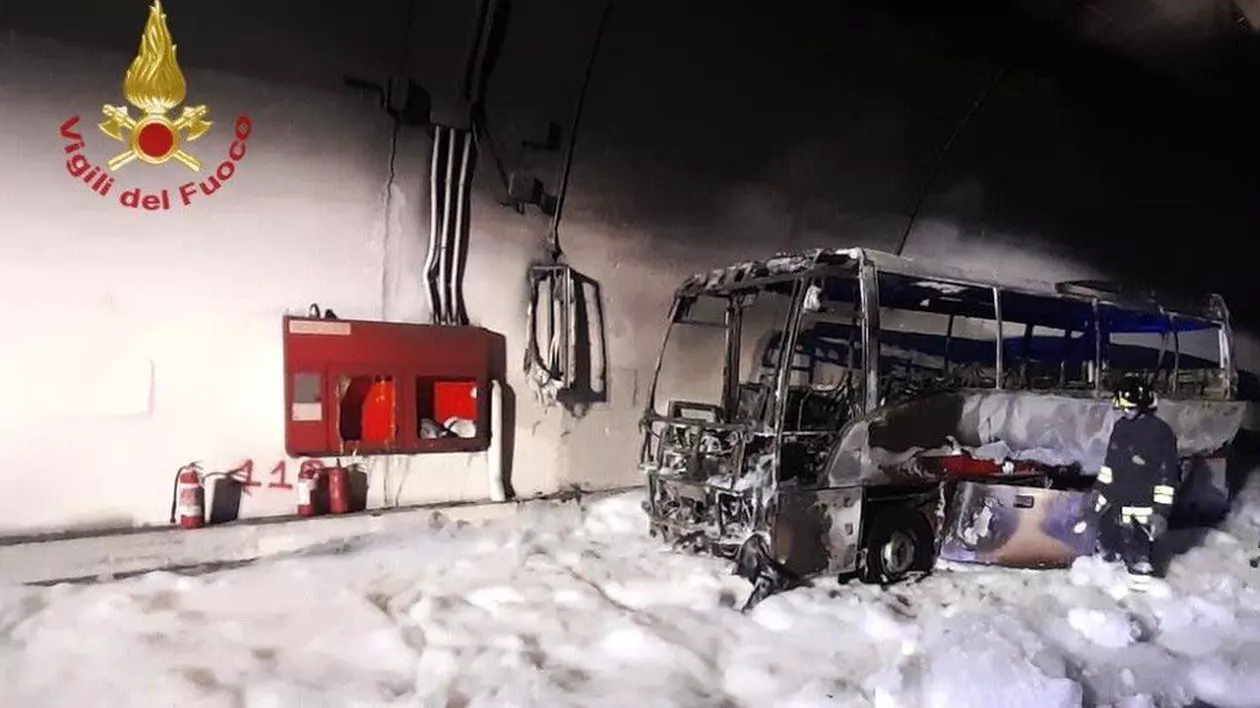 Un șofer este eroul Italiei: a salvat 25 de copii dintr-un autobuz cuprins de flăcări