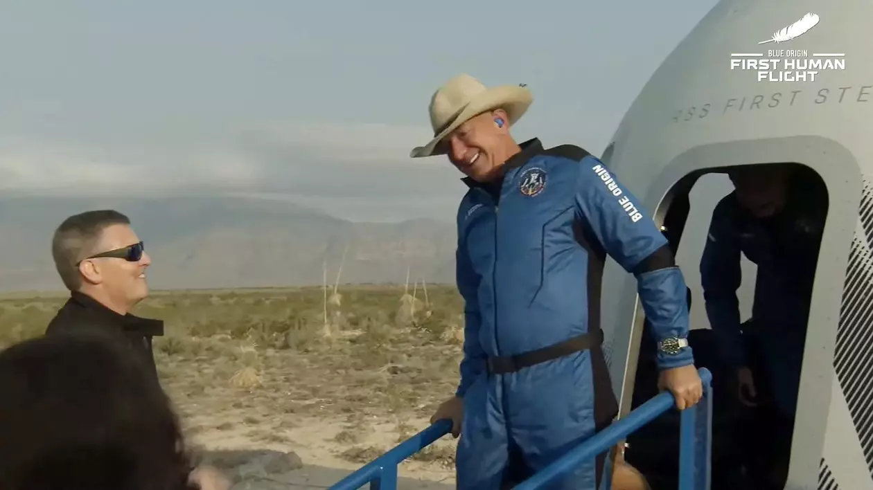 Miliardarul Jeff Bezos și-a încheiat călătoria în spațiu. „Este cea mai bună zi din viața mea”