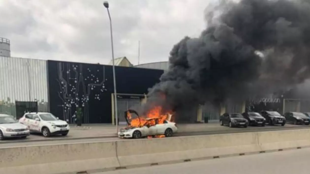 O mașină a ars ca o torță în fața Direcției de Înmatriculare a Vehiculelor din Pipera