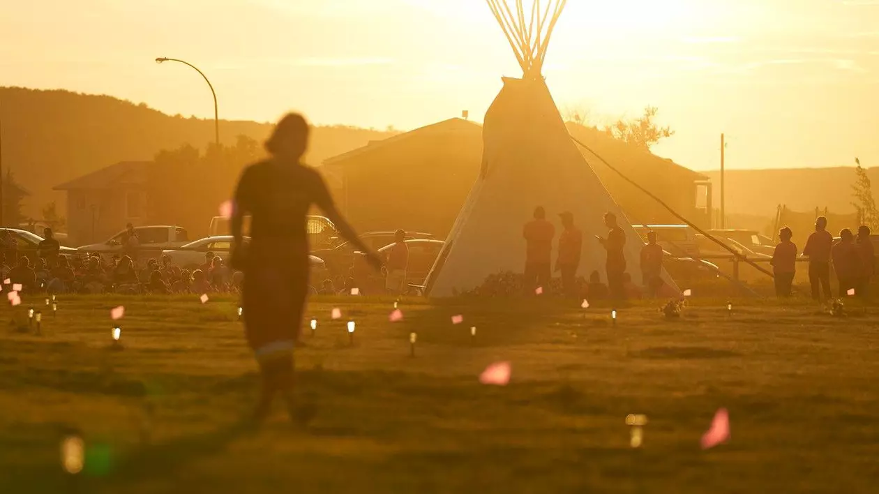 Mai multe stegulețe și lanterne solare marchează locul unde se află acum rămășițele a sute de copii indigeni, morți într-o școală rezidențială din Saskatchewan, Canada FOTO: Profimedia