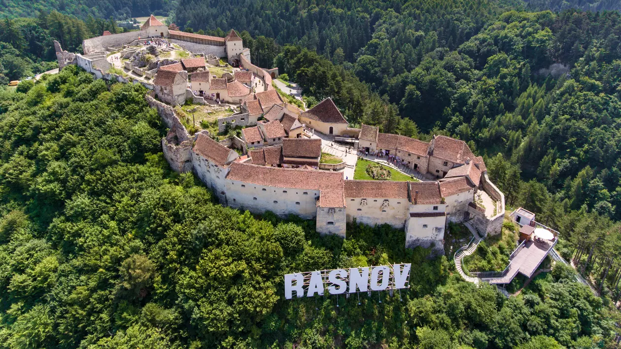 Cetatea Râșnov - unde se află și ce activități poți face. Trasee și obiective turistice
