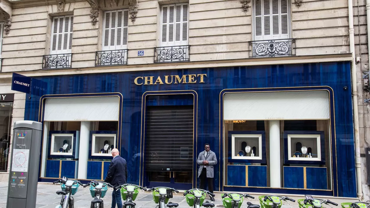 Jaf ca-n filme la Paris: Un bărbat a furat bijuterii de două milioane de euro, apoi a dispărut pe un scuter