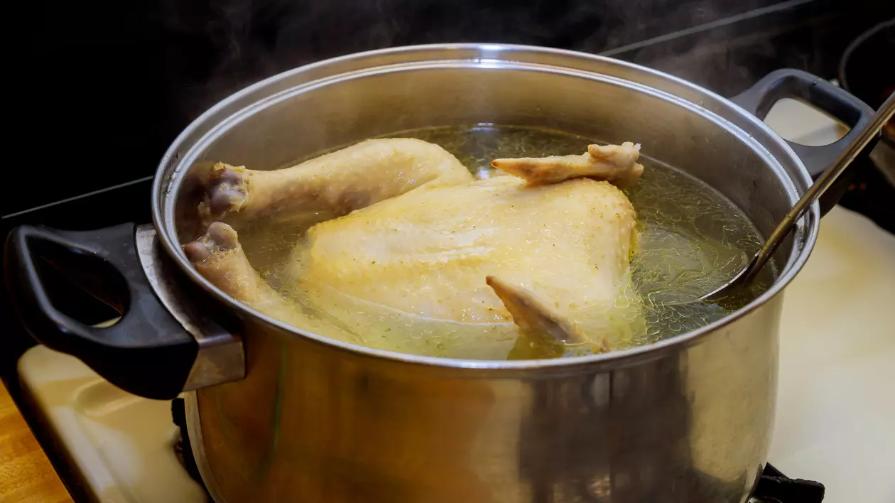 Cum fierbi corect carnea de pui pentru supe și ciorbe. Greșeala pe care o fac multe gospodine