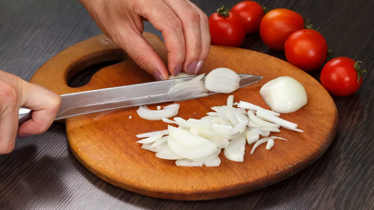 Cum să tai ceapa fără să plângi. Trucul care funcționează de fiecare dată