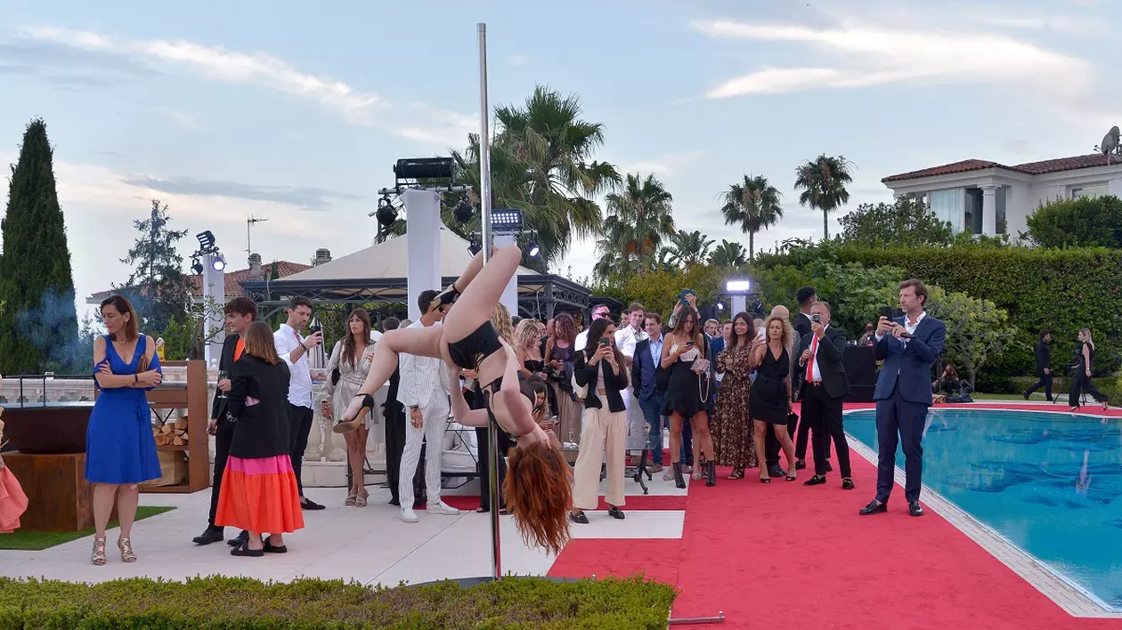 Dans la bară în cadrul unui eveniment privat de la Cannes 2021. Fotografii au surprins întregul moment