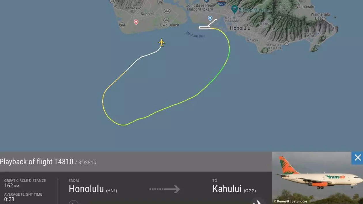 Un avion cargo s-a prăbușit în largul Hawaii, din cauza unei probleme la motor. Piloții au fost salvați